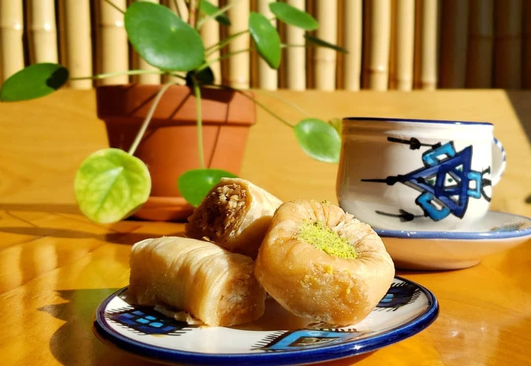 Baklawas sur assiette de céramique bleue
