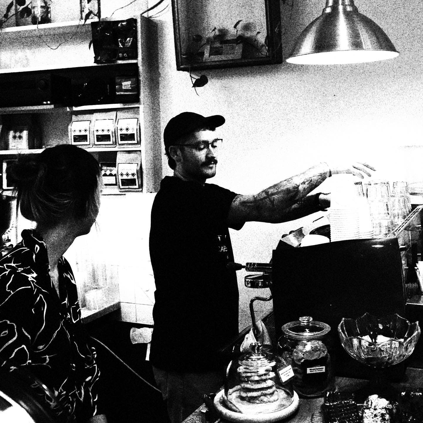 Notre barista au travail, en noir et blanc