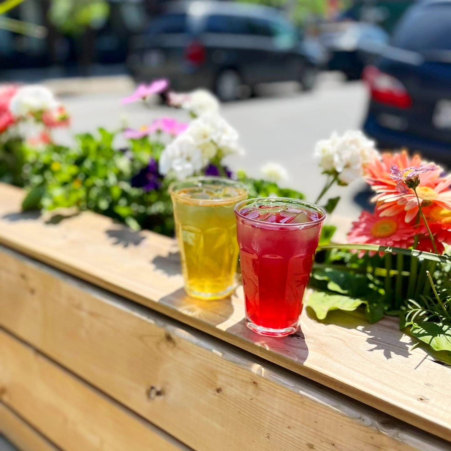 Boissons glacées sur le bord de la terrasse
