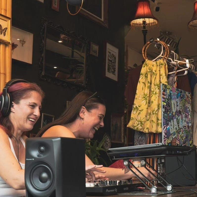 DJ set entre amies au café