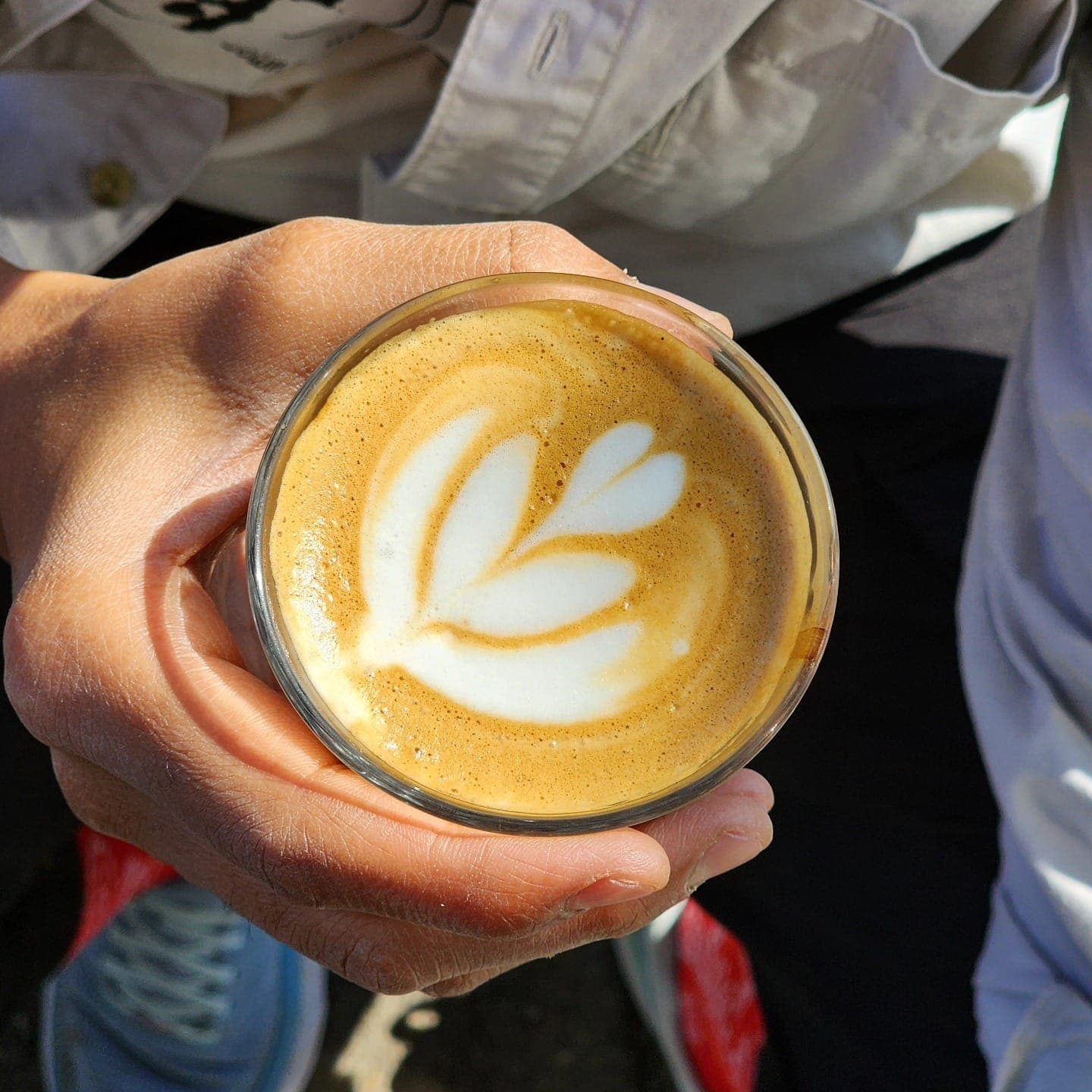 Latte art à la main
