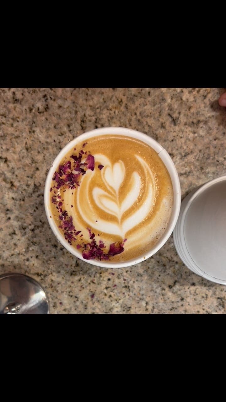 Latte rose et cardamome avec pétales