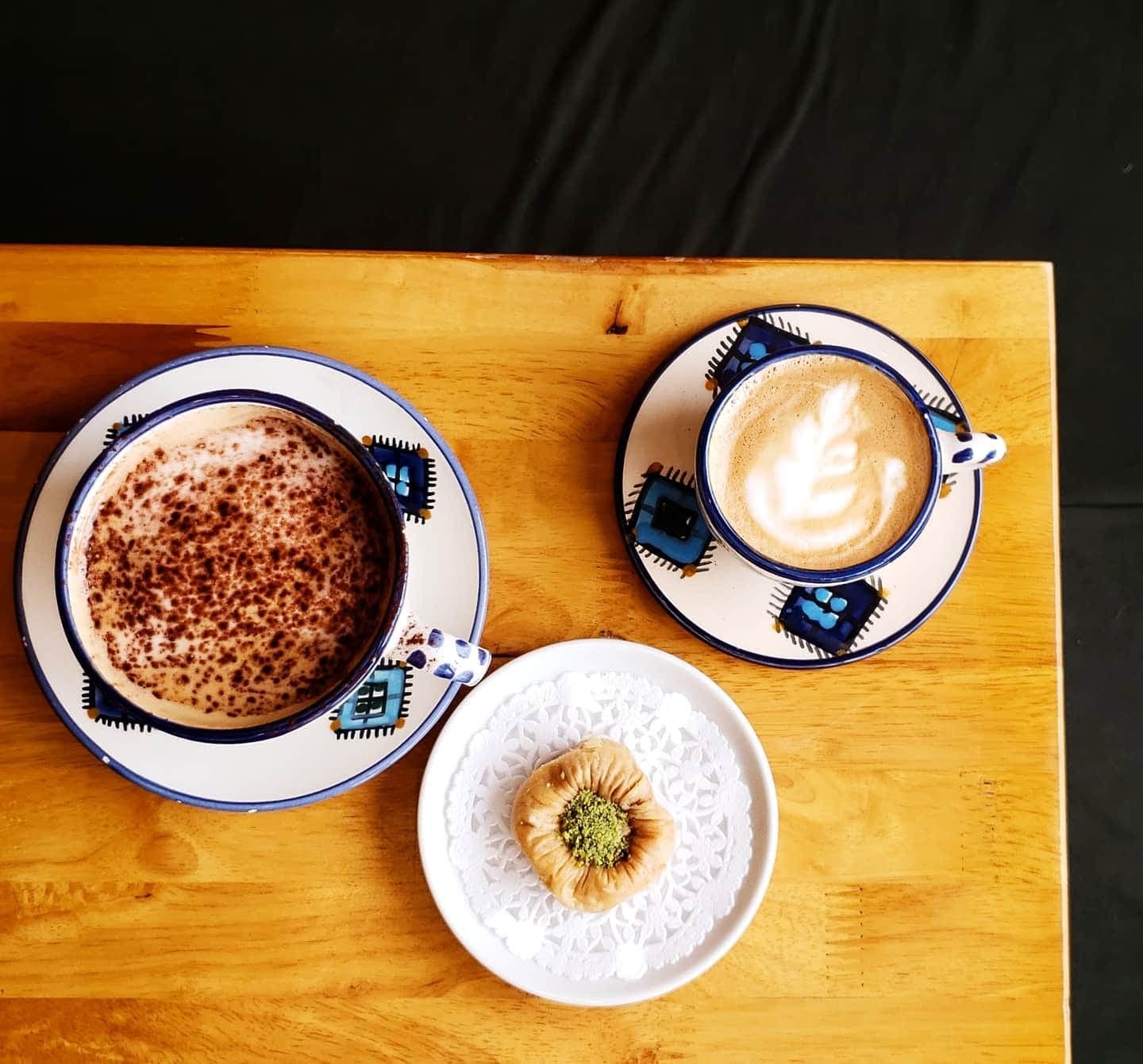 Deux lattes et un baklawa