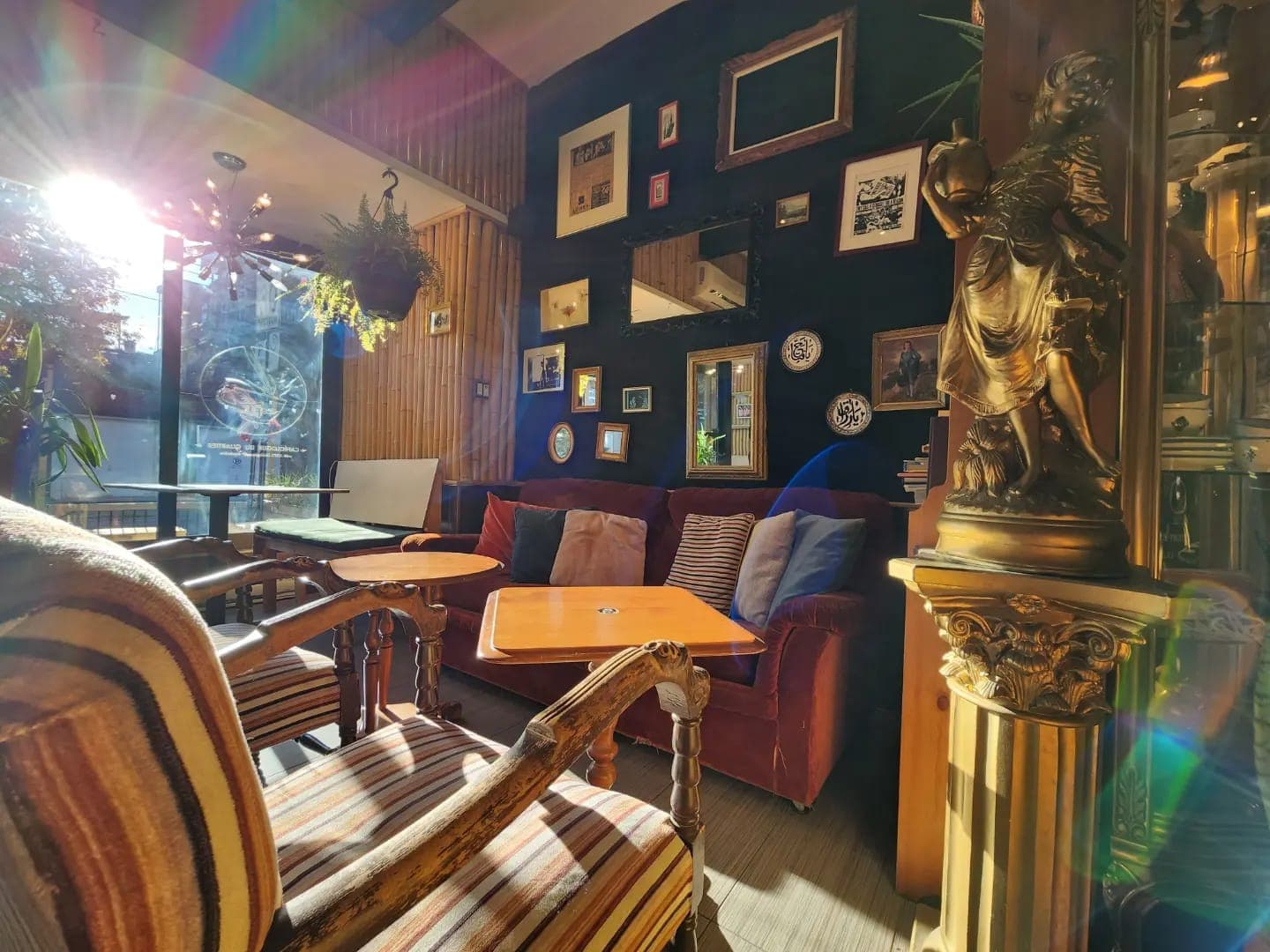 Le salon du café, divans, cadres dorés et lumière chaude